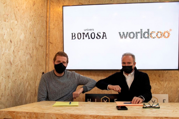 El CEO de Worldcoo, Sergi Figueres i el fundador d'Univers Bomosa, Turi Mora, durant la signatura del conveni.